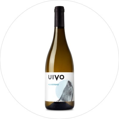 Garrafa de vinho branco UIVO Alvarinho com rótulo branco e desenho de lobo cinzento