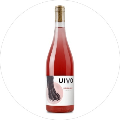 Garrafa de vinho rosé com rótulo branco e texto UIVO RENEGAÇO