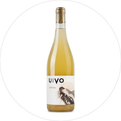 Garrafa de vinho branco com rótulo branco e imagem de animal