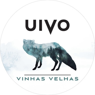 Logo circular com texto 'uivo' e 'VINHAS VELHAS' com silhueta artística de lobo em tons azul e verde.