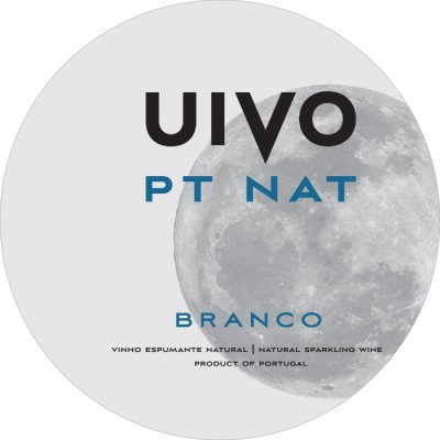 Etiqueta redonda de vinho branco com imagem da lua e texto UIVO PT NAT BRANCO
