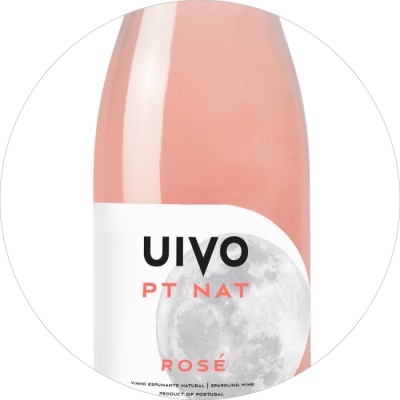 Garrafas de vinho rosé com etiqueta branca e imagem da lua