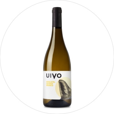 Garrafa de vinho branco UIVO com rótulo branco e desenho de orelha animal