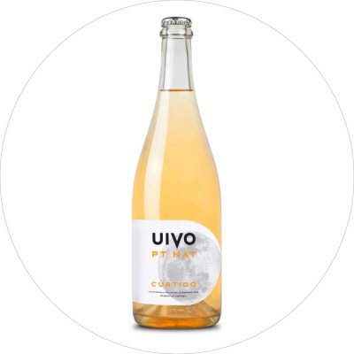 Garrafa de vinho ou bebida com rótulo branco e texto 'UIVO PT NAT CORTIDO'