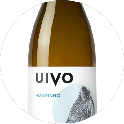 Rótulo de vinho branco UIVO ALVARINHO com ilustração em círculo azul