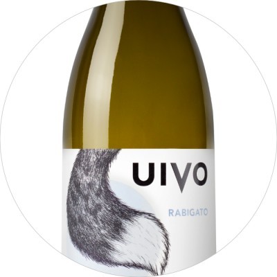 Garrafa de vinho branco com rótulo branco e cauda de animal desenhada