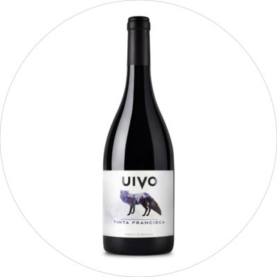 Garrafa de vinho tinto UIVO com rótulo branco e imagem de lobo