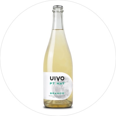 Garrafa de vinho branco com rótulo UIVO PT NAT BRANCO