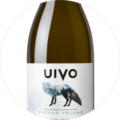 Garrafa de vinho branco com rótulo com um lobo azul e texto UIVO VINHAS VELHAS