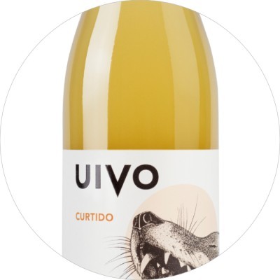 Garrafa de vinho com rótulo branco 'UIVO CURTIDO' e ilustração de animal.