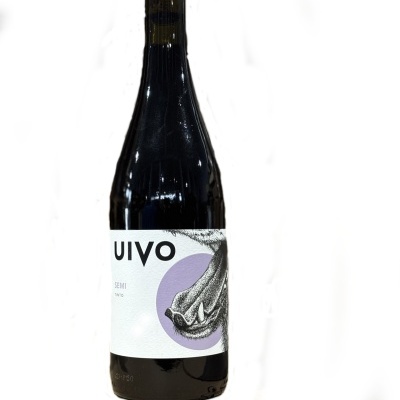 Garrafa de vinho tinto UIVO com rótulo branco e detalhe lilás