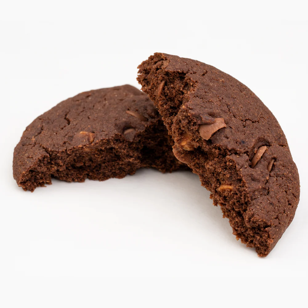 Dois biscoitos de chocolate partido ao meio com pedaços de chocolate