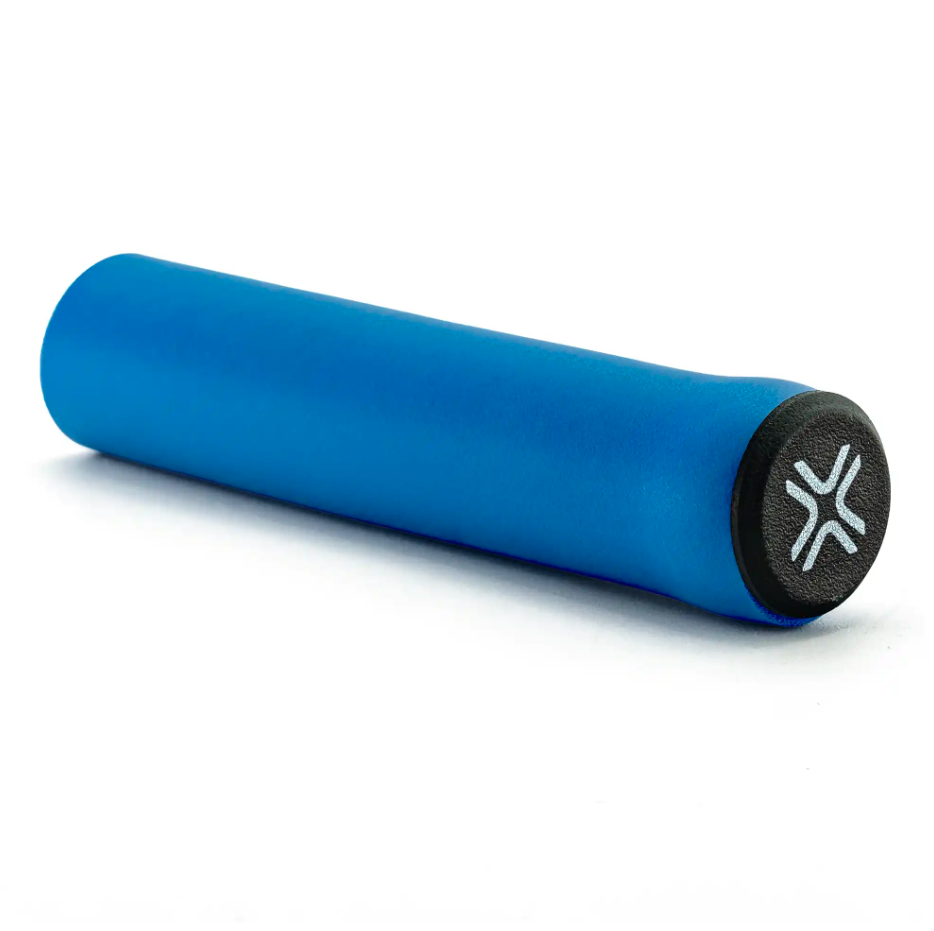 Pega de bicicleta azul com bocal preto e símbolo branco