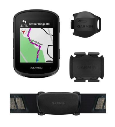 Dispositivo de navegação e acessórios Garmin pretos sobre fundo branco