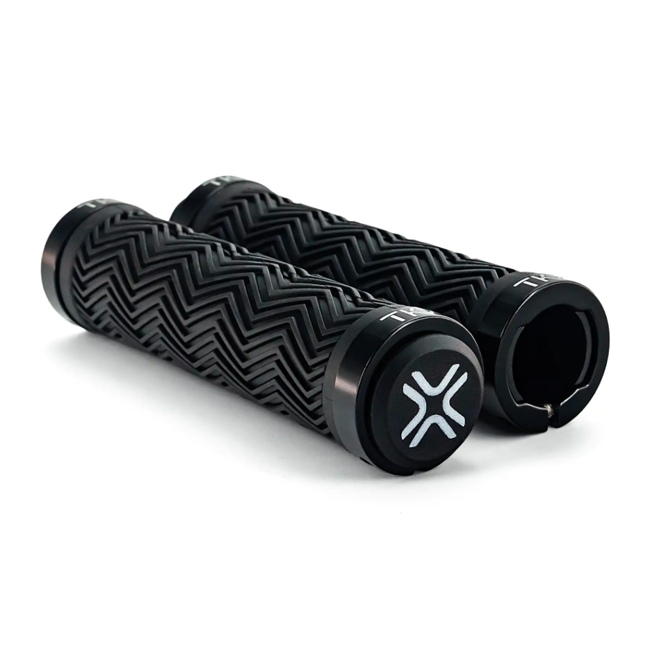 Punhos para bicicleta pretos com padrão zig-zag e terminais de metal