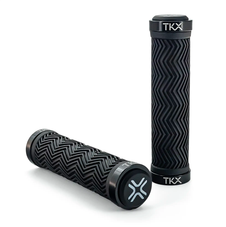 Punhos de bicicleta pretos com padrão ziguezague e detalhes em metal preto com texto TKX