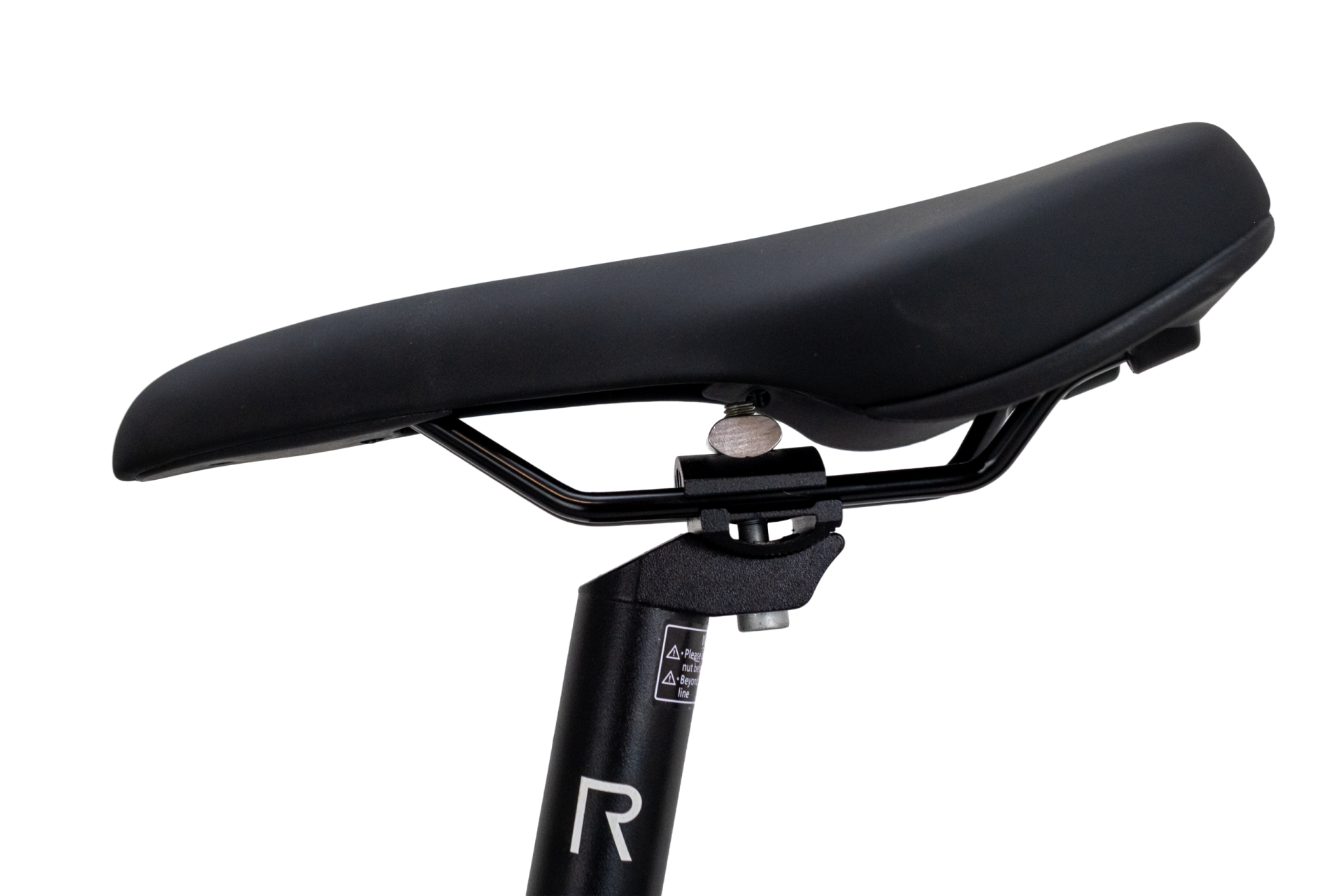 Selim de bicicleta preto com suporte metálico e canote preto com letra R.