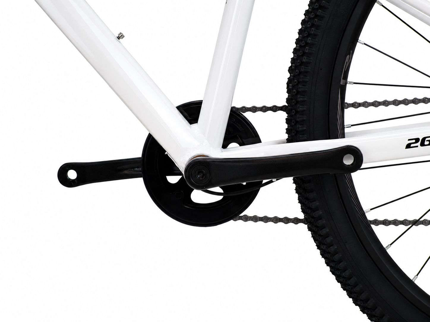 Detalhe do eixo central, pedaleira e roda traseira de bicicleta branca 26
