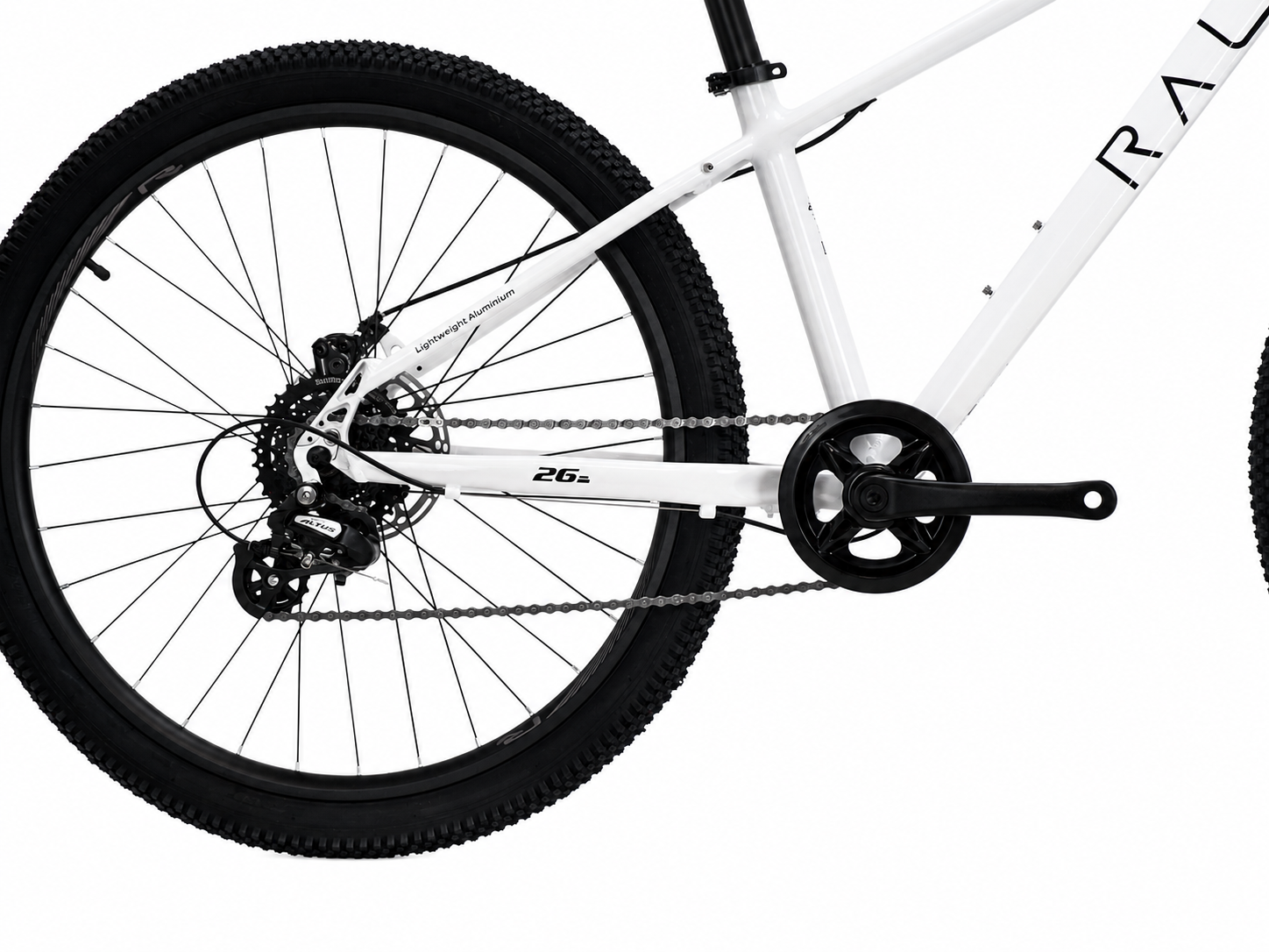 Roda traseira de bicicleta branca com quadro em alumínio e pneus pretos
