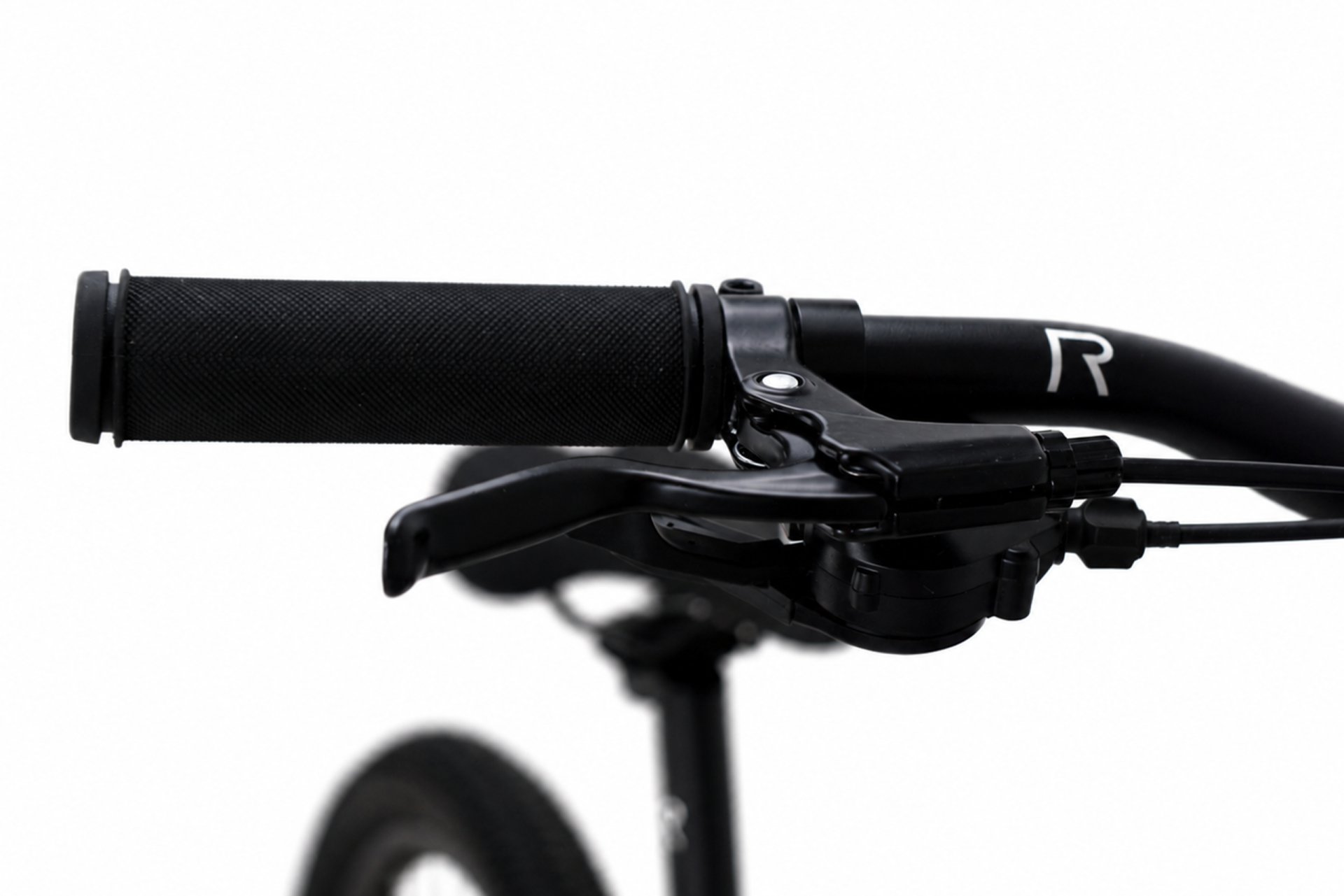 Punho preto de bicicleta com manete de travão e guiador preto em fundo branco