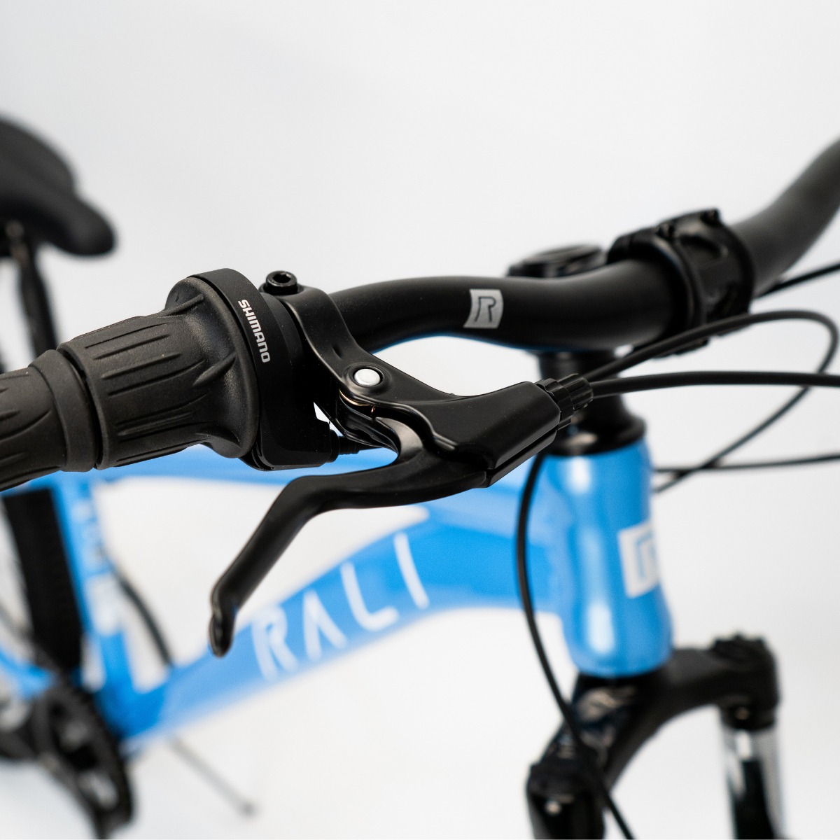 Guiador preto de bicicleta azul RALI com manete SHIMANO.