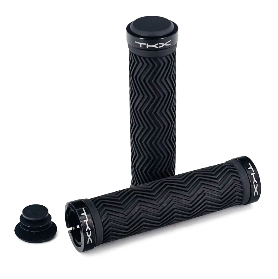Punhos para bicicleta pretos com padrão zigzag e terminais com texto TKXC