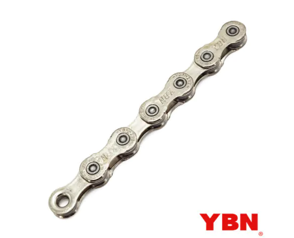 Peça de corrente de bicicleta em metal prateado com texto YBN