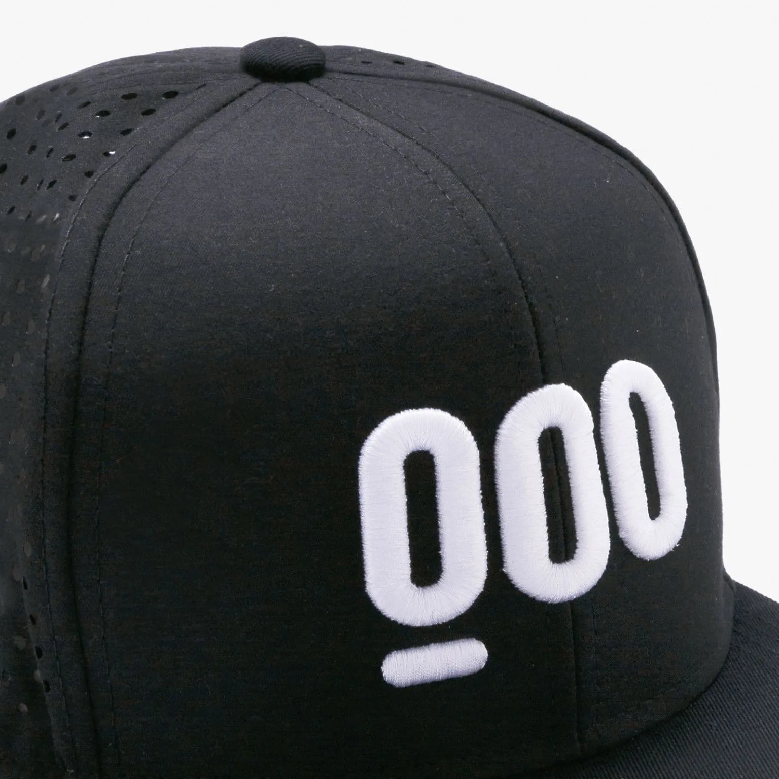 Boné preto com letras brancas bordadas _000