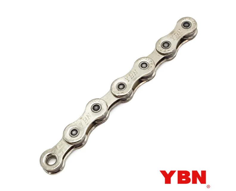 Corrente de bicicleta prateada com texto YBN em fundo branco e logo YBN vermelho