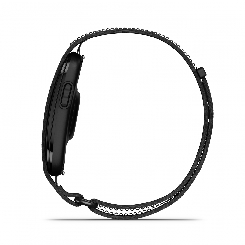 Relógio inteligente preto com pulseira em tecido elástico vista de perfil