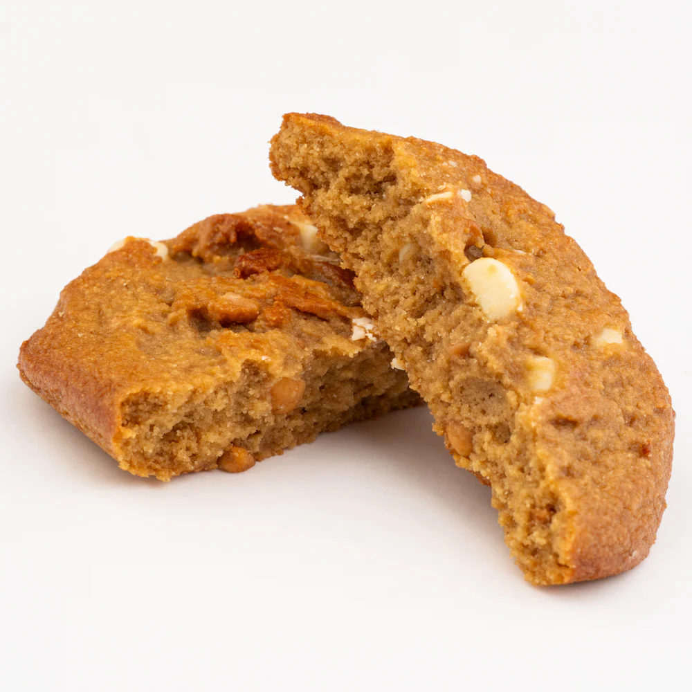 Dois biscoitos partidos com pedaços visíveis brancos e castanhos sobre fundo branco