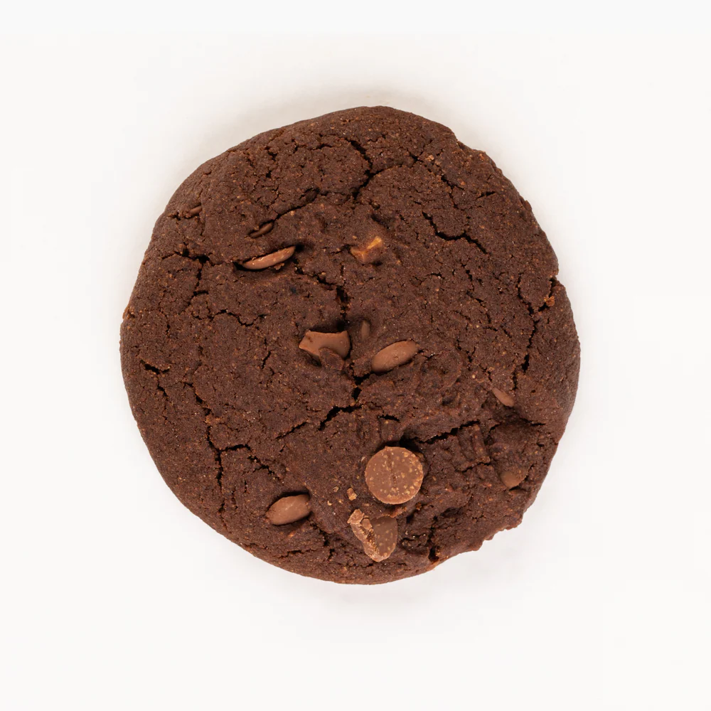 Biscoito redondo de chocolate com pedaços de chocolate
