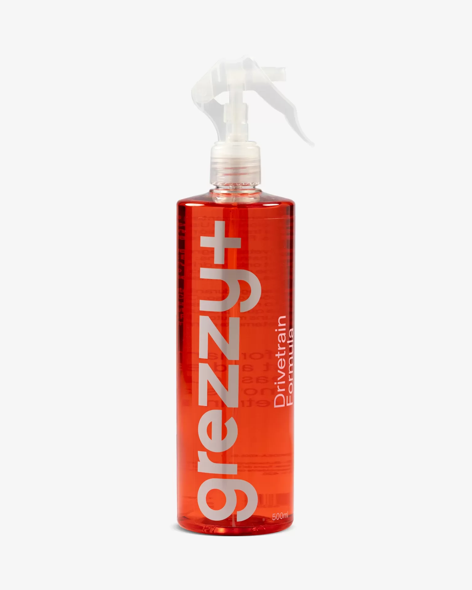 Frasco pulverizador de plástico com líquido vermelho e rótulo branco.