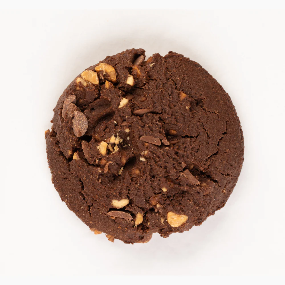 Bolacha de chocolate com pedaços de nozes