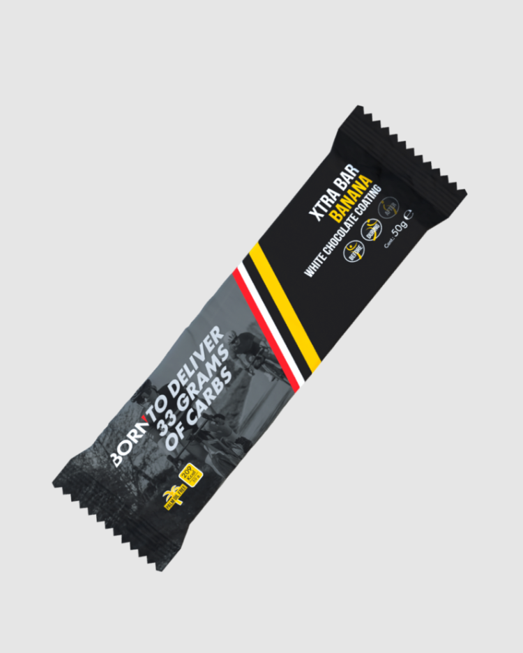 Barra alimentar XTRA BAR BANANA com cobertura de chocolate branco na embalagem preta e cinza