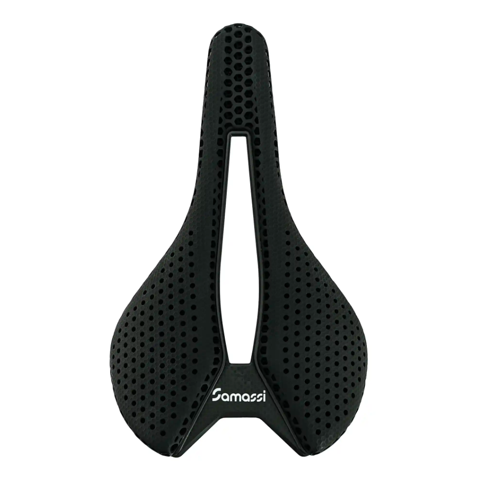 Selim de bicicleta preto com abertura central e buracos, logo Samassi.