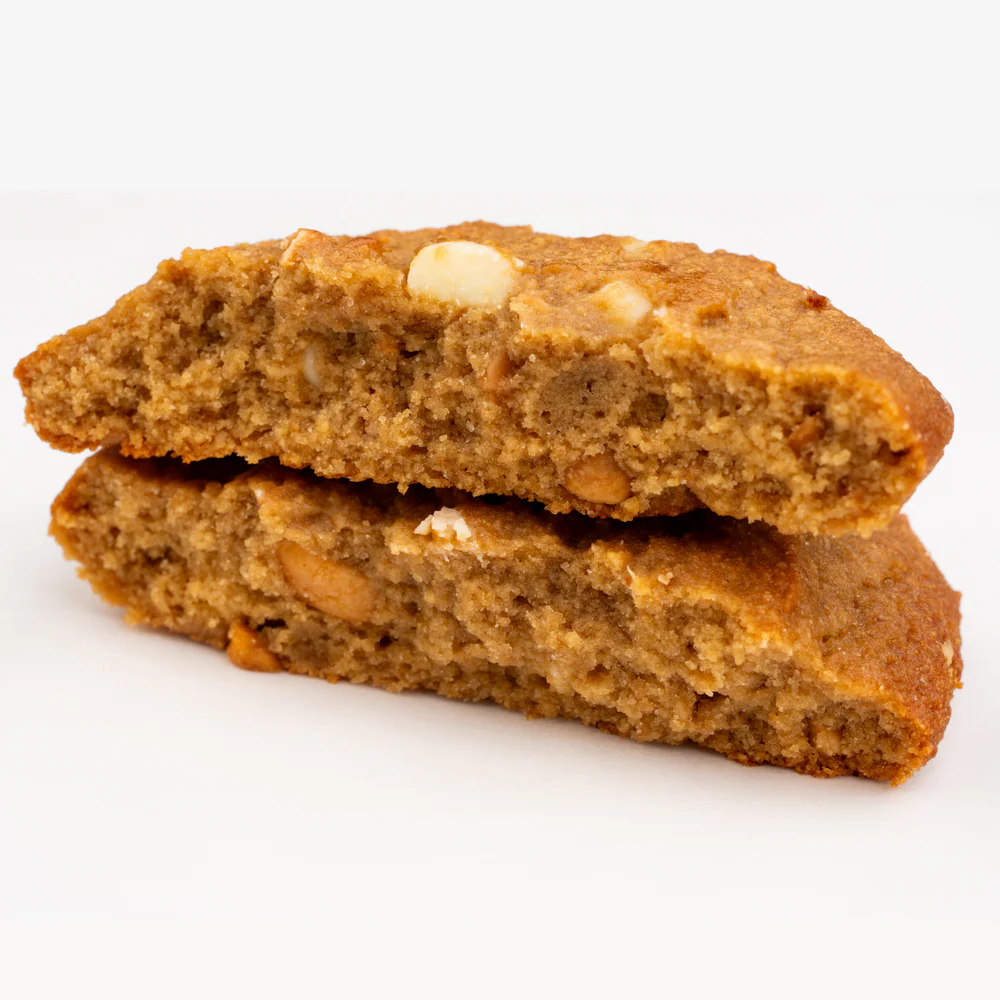 Biscoito partido ao meio com pedaços de nozes visíveis