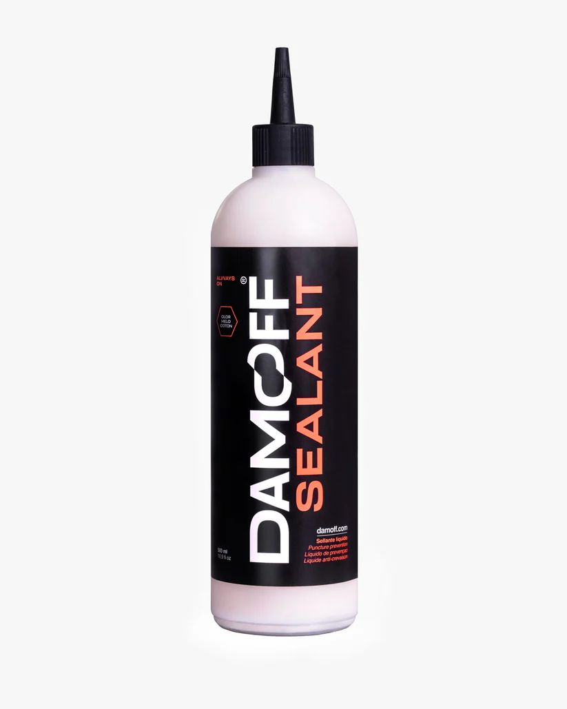 Frasco de líquido selante DAMOFF SEALANT com tampa preta e rótulo preto