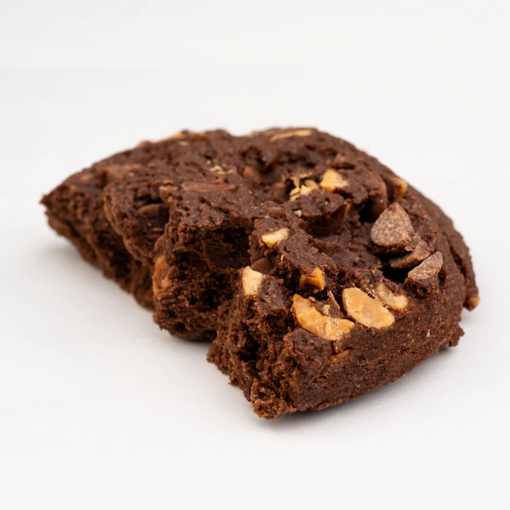 Bolachas de chocolate com pedaços de nozes num fundo branco