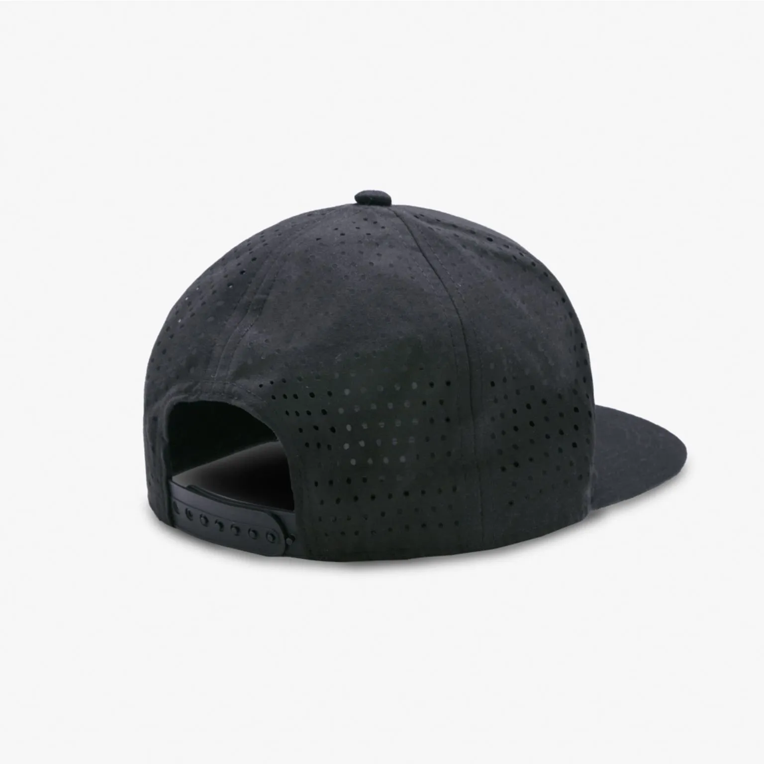 Boné preto com perfurações e fecho ajustável