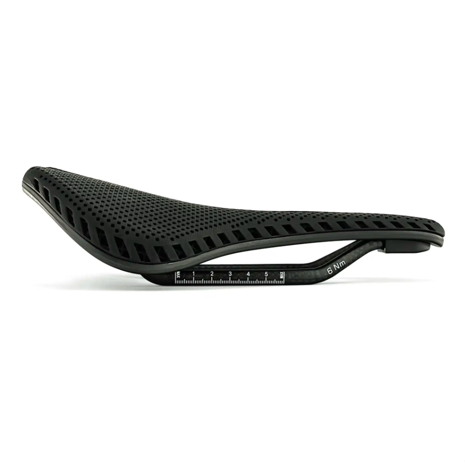 Selim de bicicleta preto ventilado com marcação 6 Nm