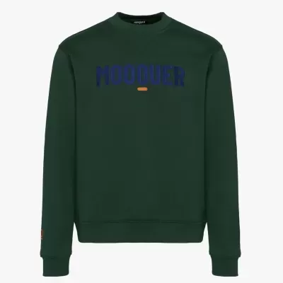Sweatshirt verde escura com texto azul MOOQUER no peito.