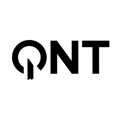 Logótipo preto QNT em fundo branco com letra Q estilizada
