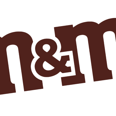 Logótipo M&Ms em castanho escuro sobre fundo preto