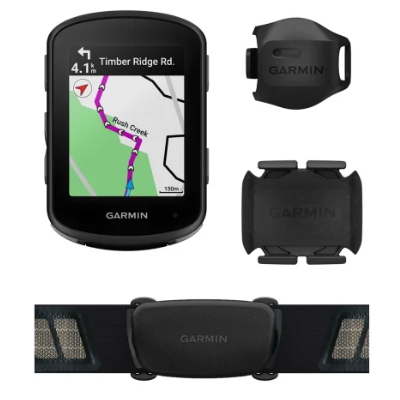 Dispositivo de navegação e acessórios Garmin pretos sobre fundo branco