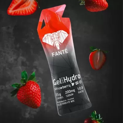 Pacote de gel energético vermelho e preto da marca FANTÉ com morangos ao redor