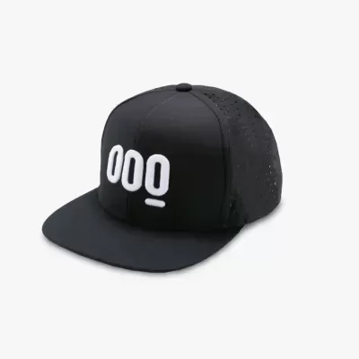 Boné preto com aba plana com logotipo branco 000