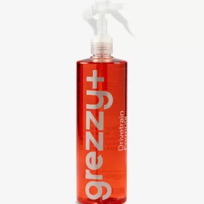 Frasco pulverizador de plástico com líquido vermelho e rótulo branco.