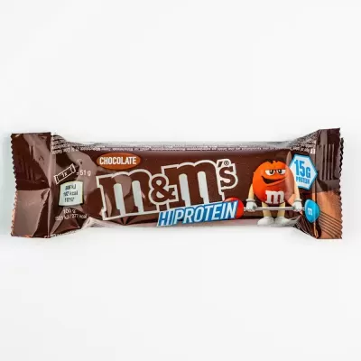 Barra de chocolate M&Ms HIPROTEIN com 15g de proteína em embalagem marrom