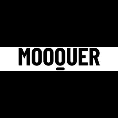 Logótipo preto da marca MOOQUER em fundo branco